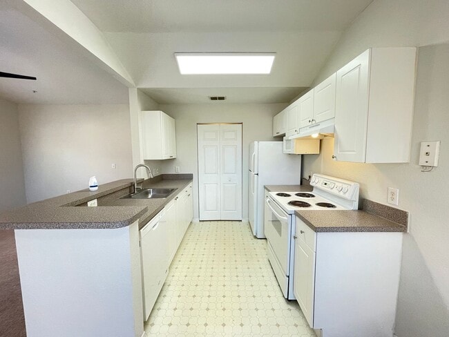 Building Photo - 1 Bedroom / 1 Bath Condo in Gated Community, Available Now!