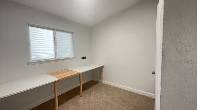 Building Photo - 212 Waverly Dr