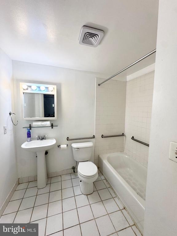 Building Photo - 1324 Locust St