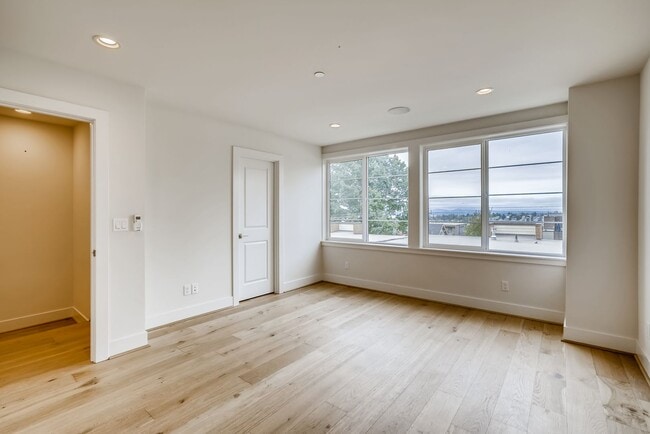 Building Photo - Queen Anne Townhome ~ McGraw Square