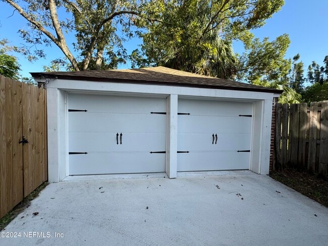 Building Photo - 2645 Dellwood Ave