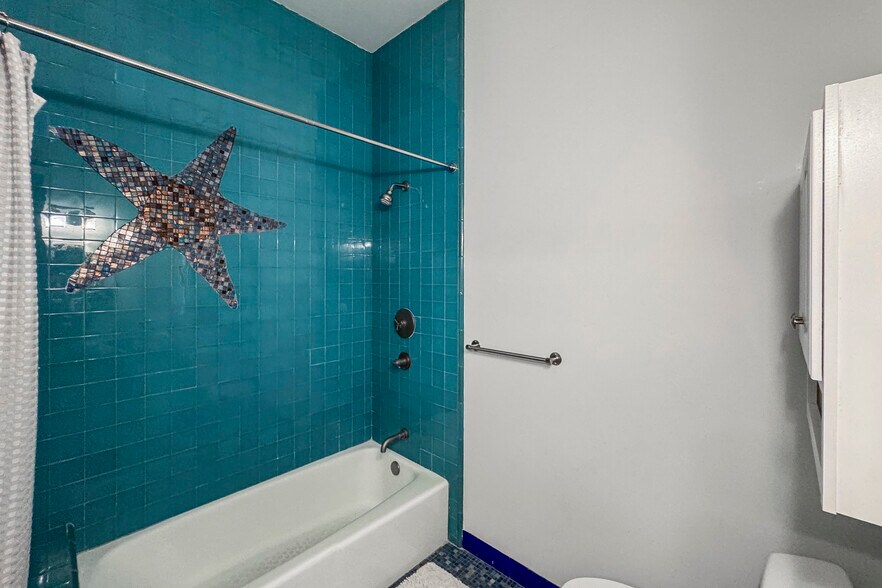 Building Photo - 4505 Carpinteria Ave