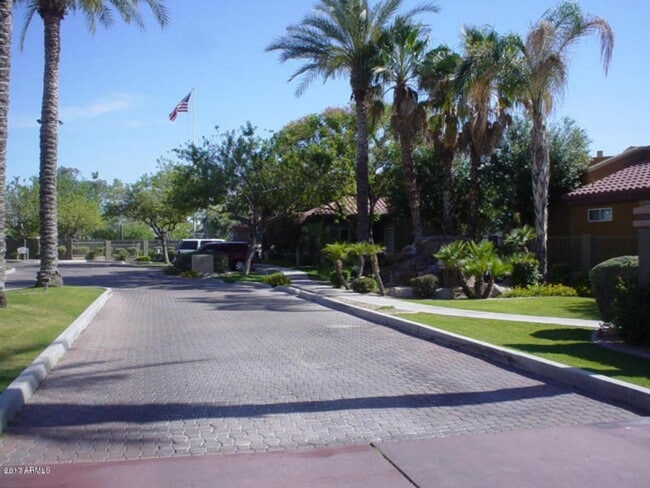 Building Photo - Charming 1 Bed 1 Bath Lower Level condo ++ Community Pool/SPA++Fitness Room