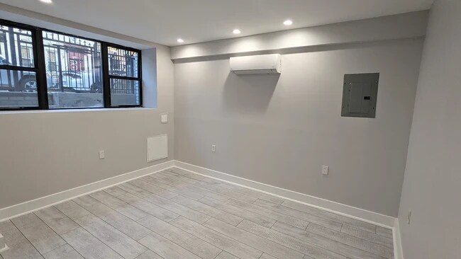 Building Photo - 191 Moffat St