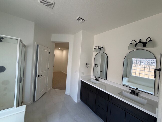 Building Photo - Beautifully Remodeled North Peoria Home 3 Bedroom 2 Bath Plus Office