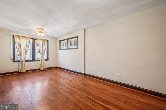 Building Photo - 1618 D St NE