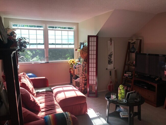 Building Photo - Nicely Updated One Bedroom Condo Available...