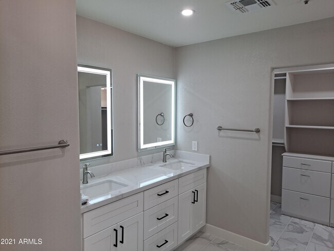 Building Photo - 9074 E Caribbean Ln