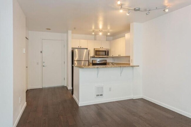 Building Photo - 1 bedroom in Seattle WA 98109