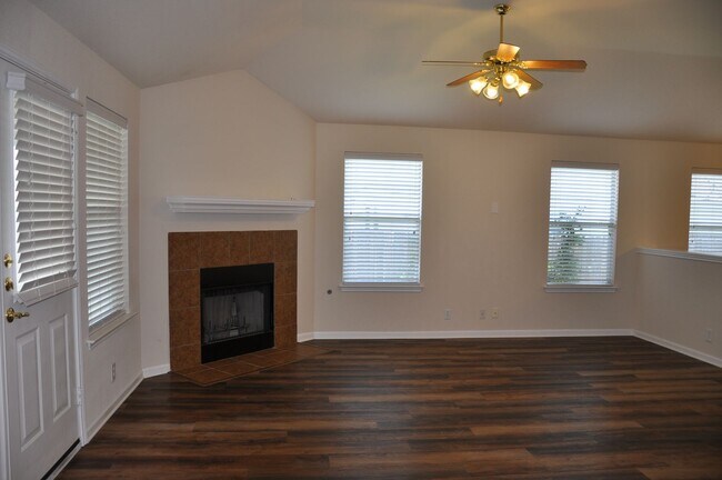 Building Photo - 3 Bedroom 2 Bath with Study in Kyle