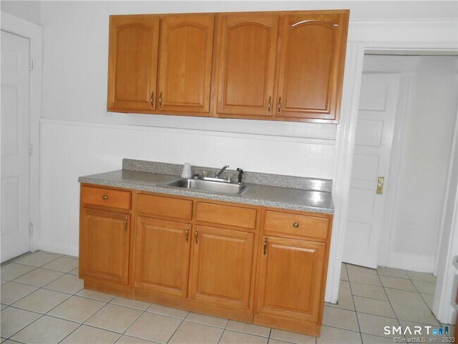 Building Photo - 166 Booth St