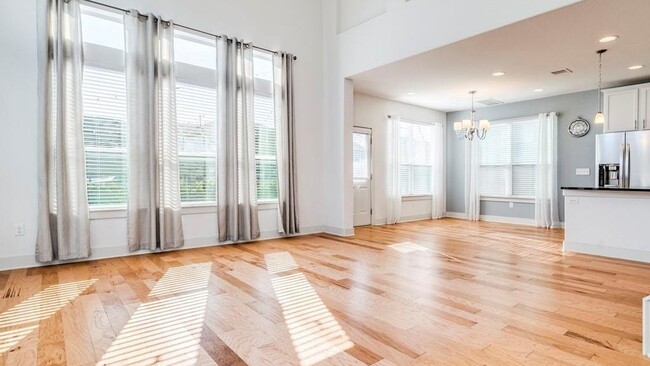 Building Photo - 2215 Capulet St