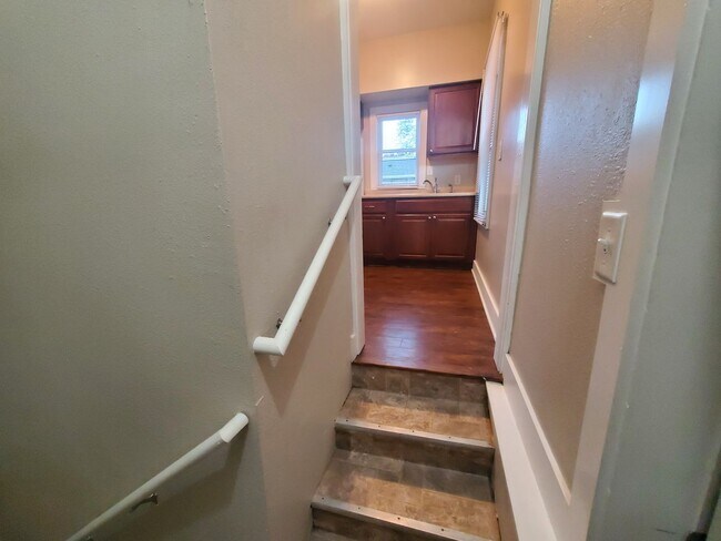 Building Photo - 2 Bedroom, 1 Bathroom home with front porch and fenced yard!