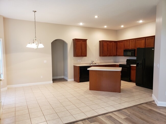 Building Photo - 3 Car Garage, South East Springfield - Cal...