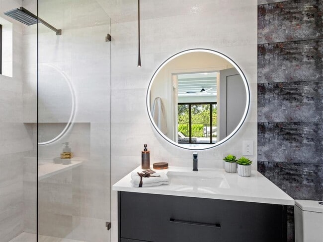 Building Photo - 2467 Hyde Park St