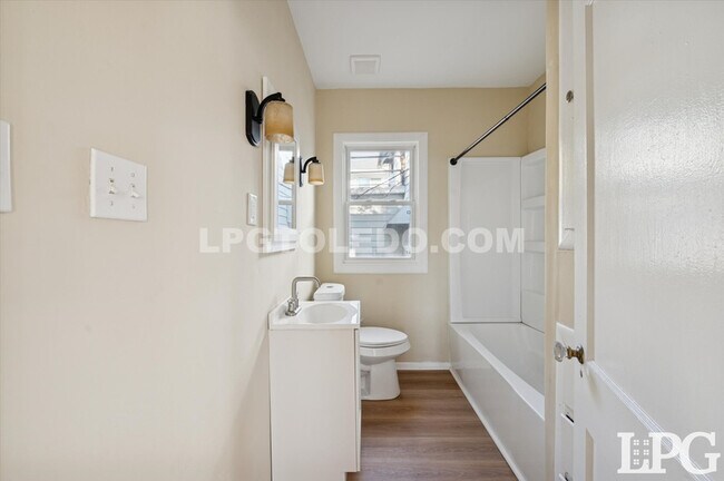 Building Photo - 4017 Overland Pkwy