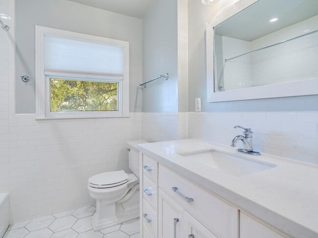 Building Photo - 404 Almarion Dr