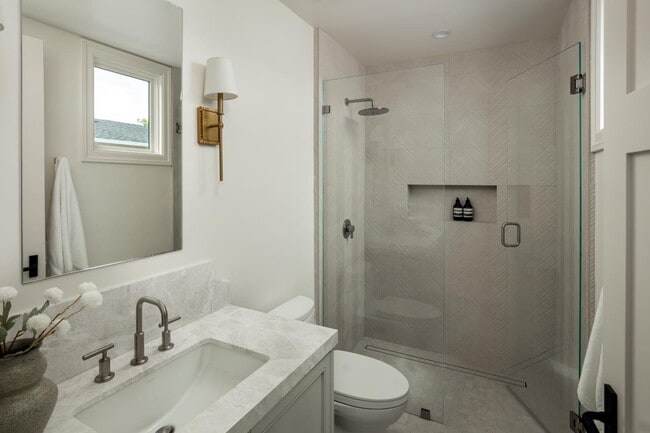 Building Photo - 160 Waverley St