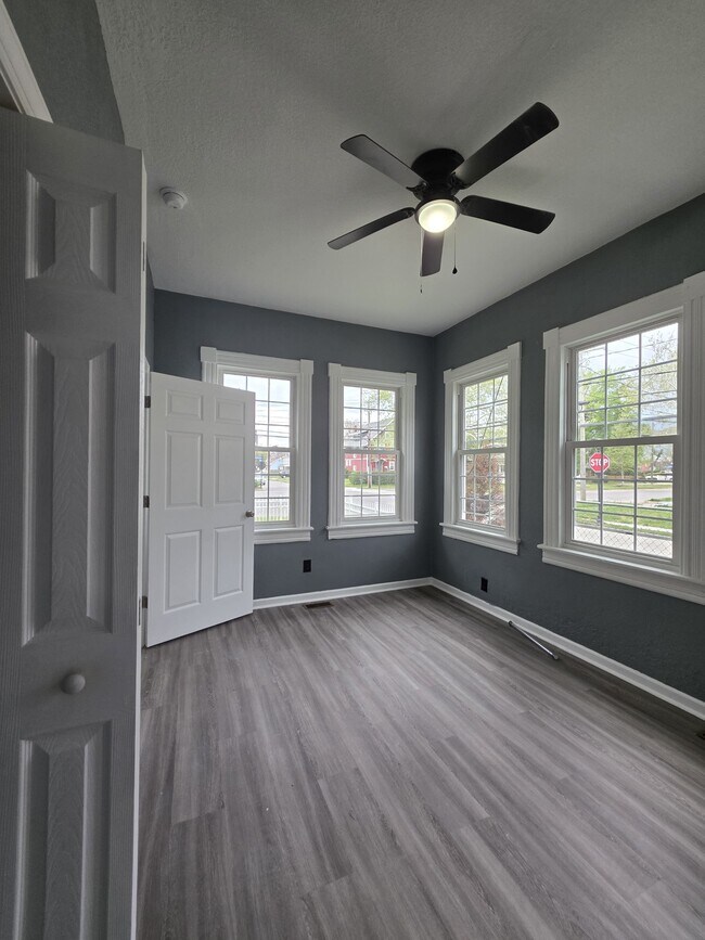 Building Photo - 307 E Pembroke Ave