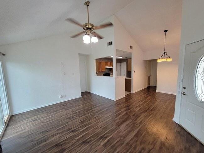 Building Photo - Gorgeous 2 beds 2 baths in San Antonio!