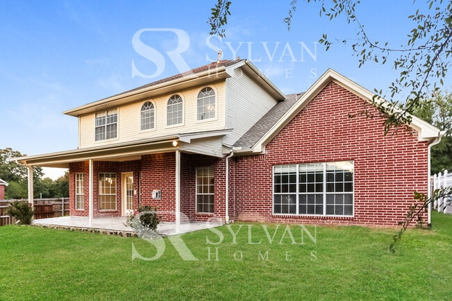 Building Photo - Lease today! No extra charge for contentment and relaxation!