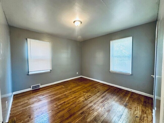 Building Photo - 3 Bedroom 1 Bath Welcome Section 8