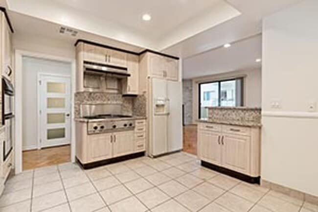 Building Photo - 1140 Alta Loma Rd