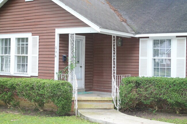Building Photo - 506 E College St