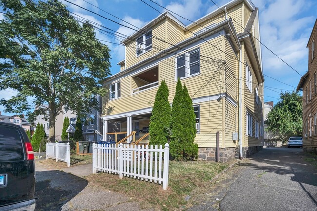 Primary Photo - 242 Harral Ave