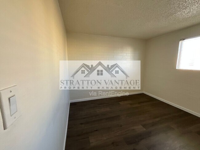 Building Photo - 6936 E 4th St