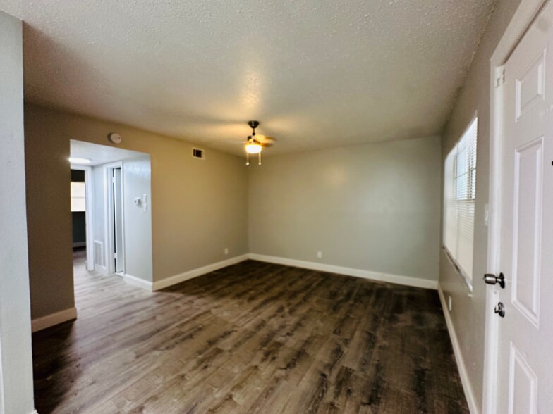 Building Photo - 618 93rd Ave N