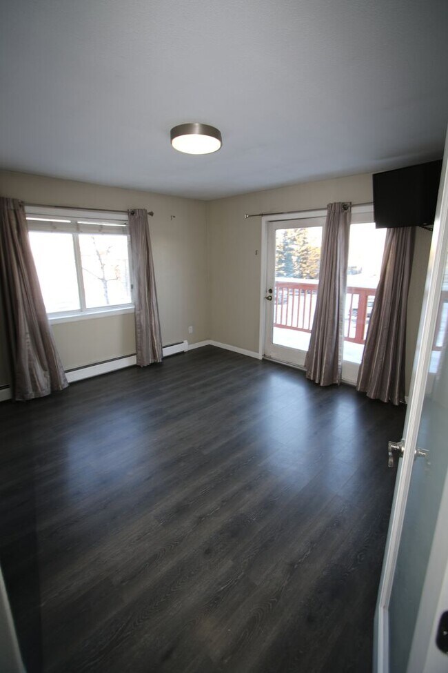 Building Photo - Nicely Updated 3 Bedroom Condo Downtown!