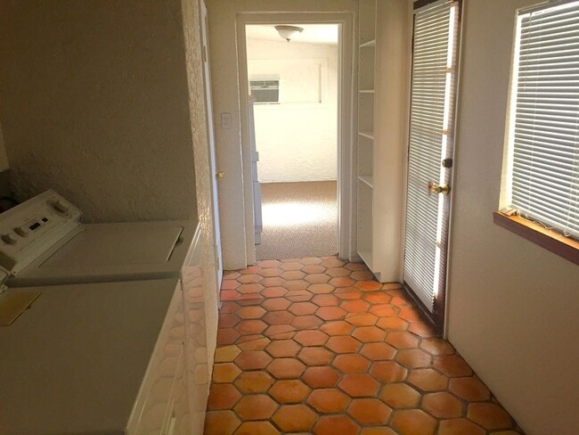 Building Photo - CUTE TEMPE HOME ON NO OUTLET STREET!!