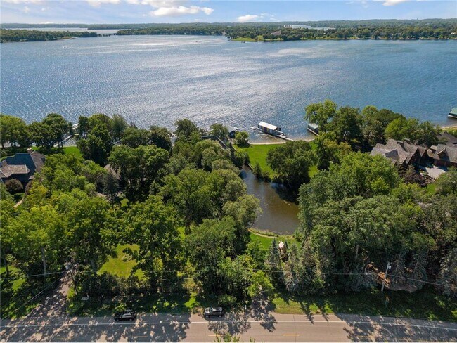 Building Photo - 3115 N Shore Dr