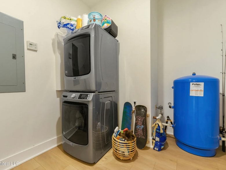 Building Photo - 218 Front St