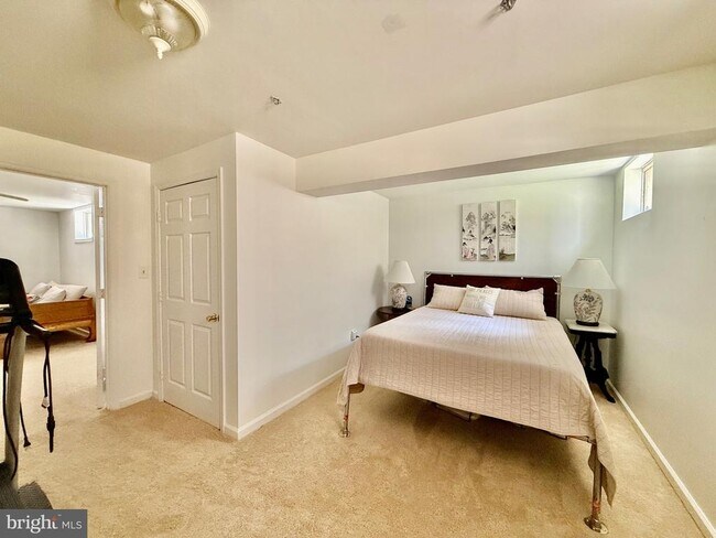 Building Photo - 8 Woodmont Ct