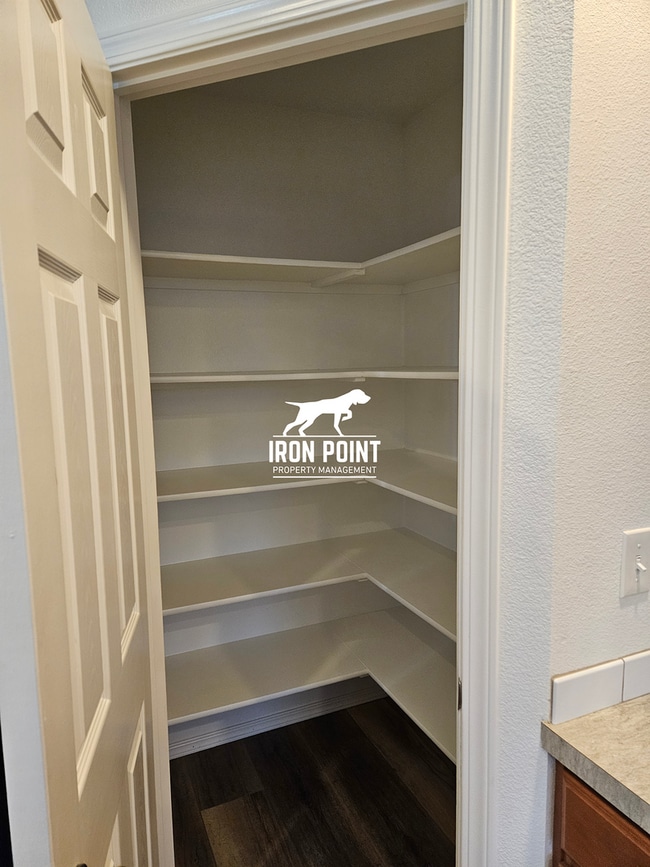 Building Photo - *$500 off your first months rent!* Move-in Ready Home w/new paint & flooring throughout, 2 car ga...