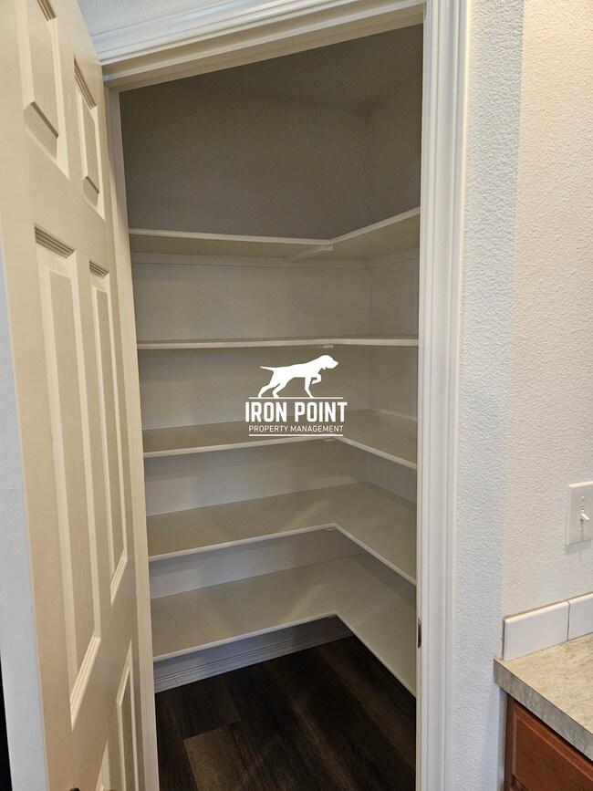 Building Photo - Move-in Ready Home w/new paint & flooring ...