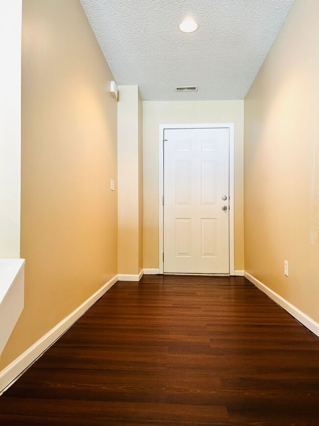 Building Photo - Fresh Updated Interior, Close to Fort Riley