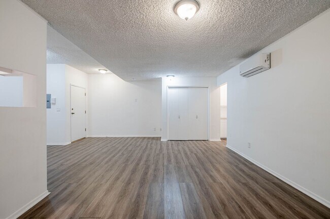 Building Photo - Spacious 1 bed 1 bath apartment in Santa Monica! ** 1 GARAGE PARKING SPACE INCLUDED!**