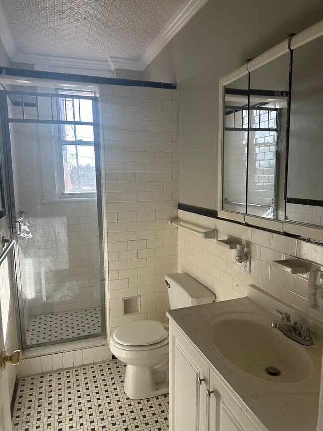 Building Photo - Spacious Home! W/D Hook-Up! Available Now!