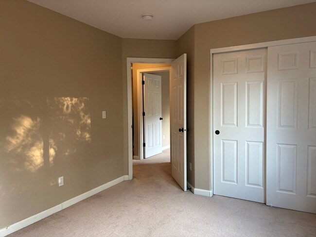 Building Photo - Beautiful 2 Story home in the Desirable Oa...