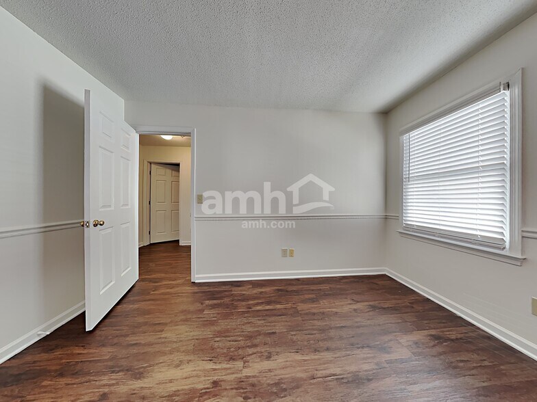 Building Photo - 29 Park Village Ln