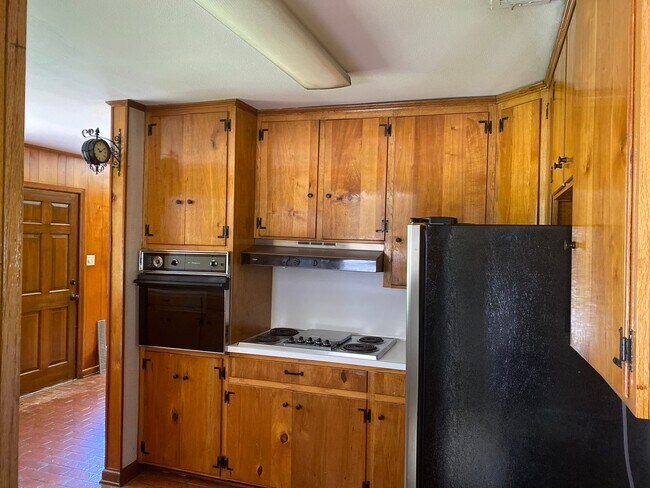 Building Photo - Single Family 4 BR 3.5 BA 0.7 Acres Water Front