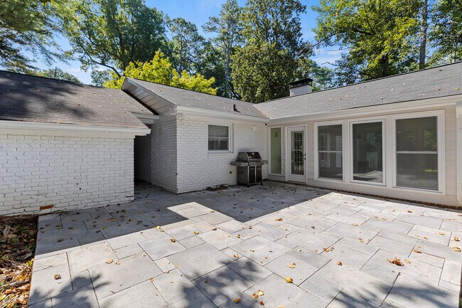 Building Photo - 4820 Powers Ferry Rd NW