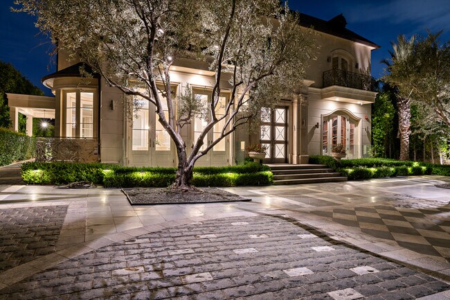 Building Photo - 718 N Rodeo Dr