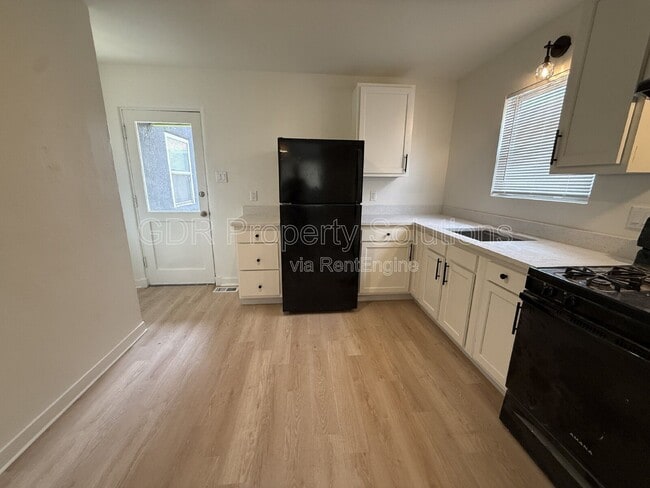 Building Photo - 301 Sierra Dr SE