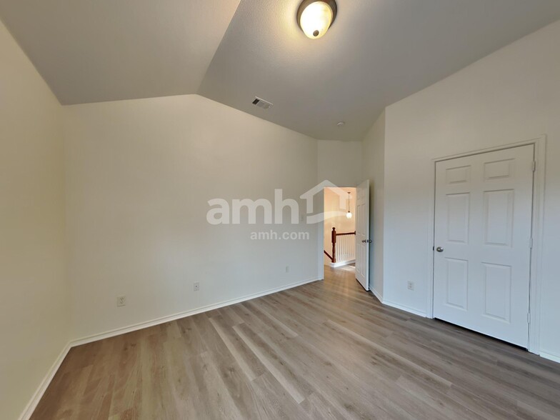 Building Photo - 4825 Summer Oaks Ln