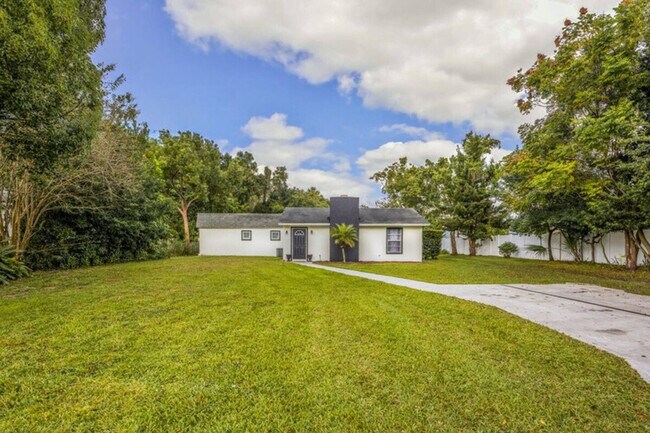 Building Photo - 2233 E Kaley Ave