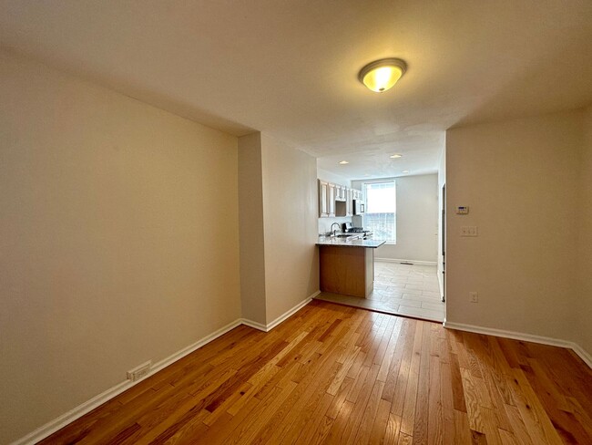 Building Photo - Apartment in Upper Fells Point!